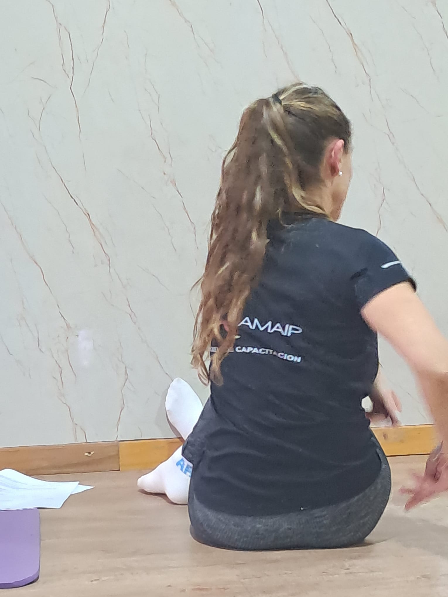 Foto de una alumna practicando durante el curso