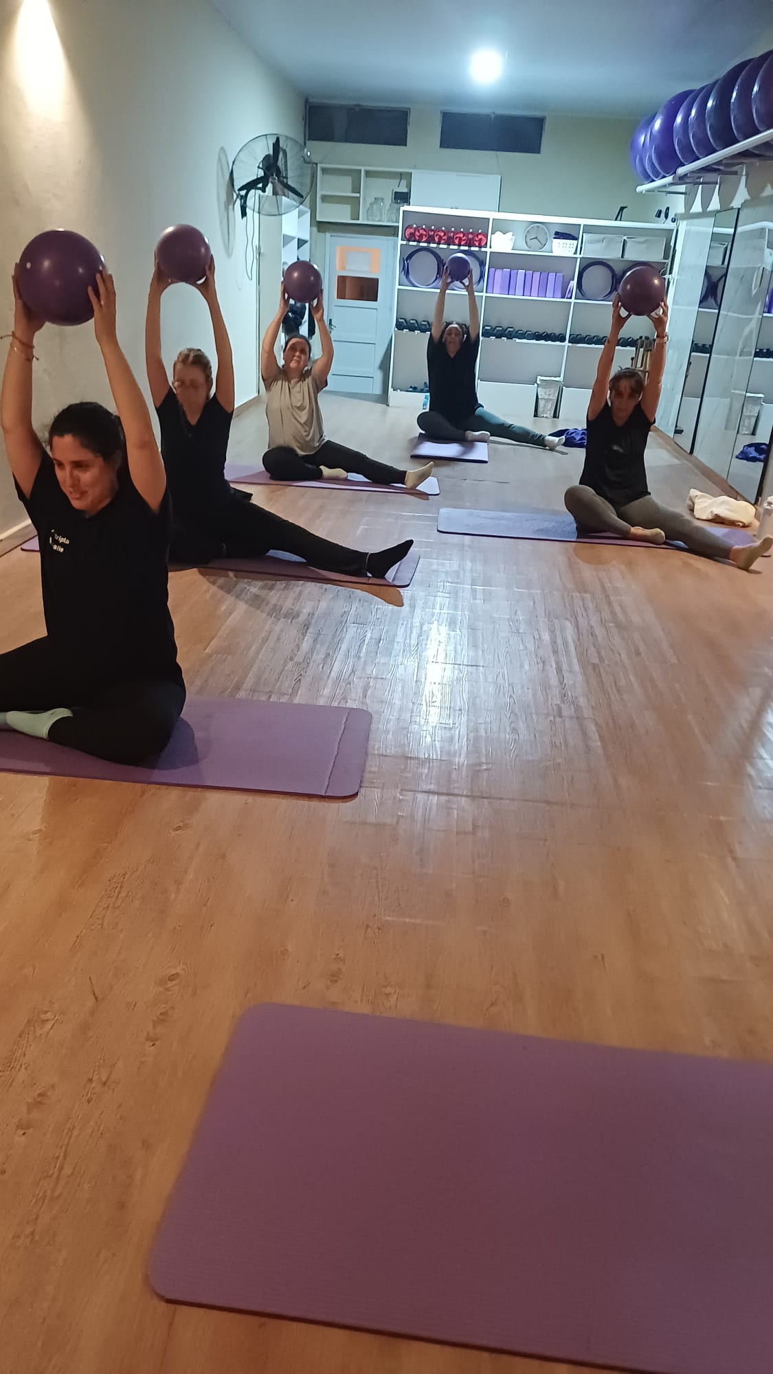 Clase grupal de Pilates en el estudio