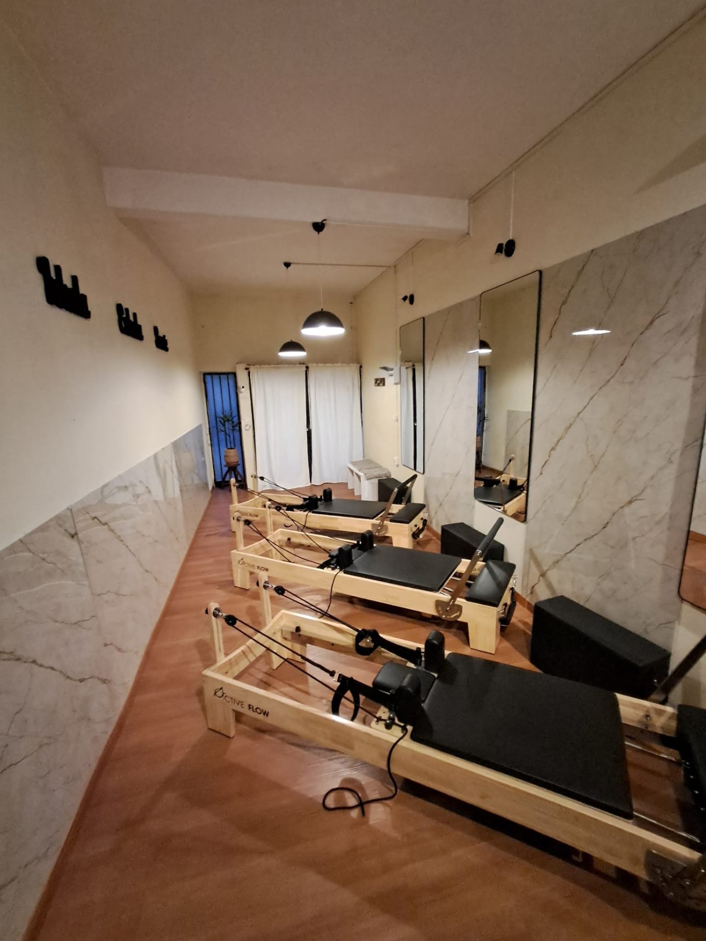 Estudio con espejos y detalles en mármol