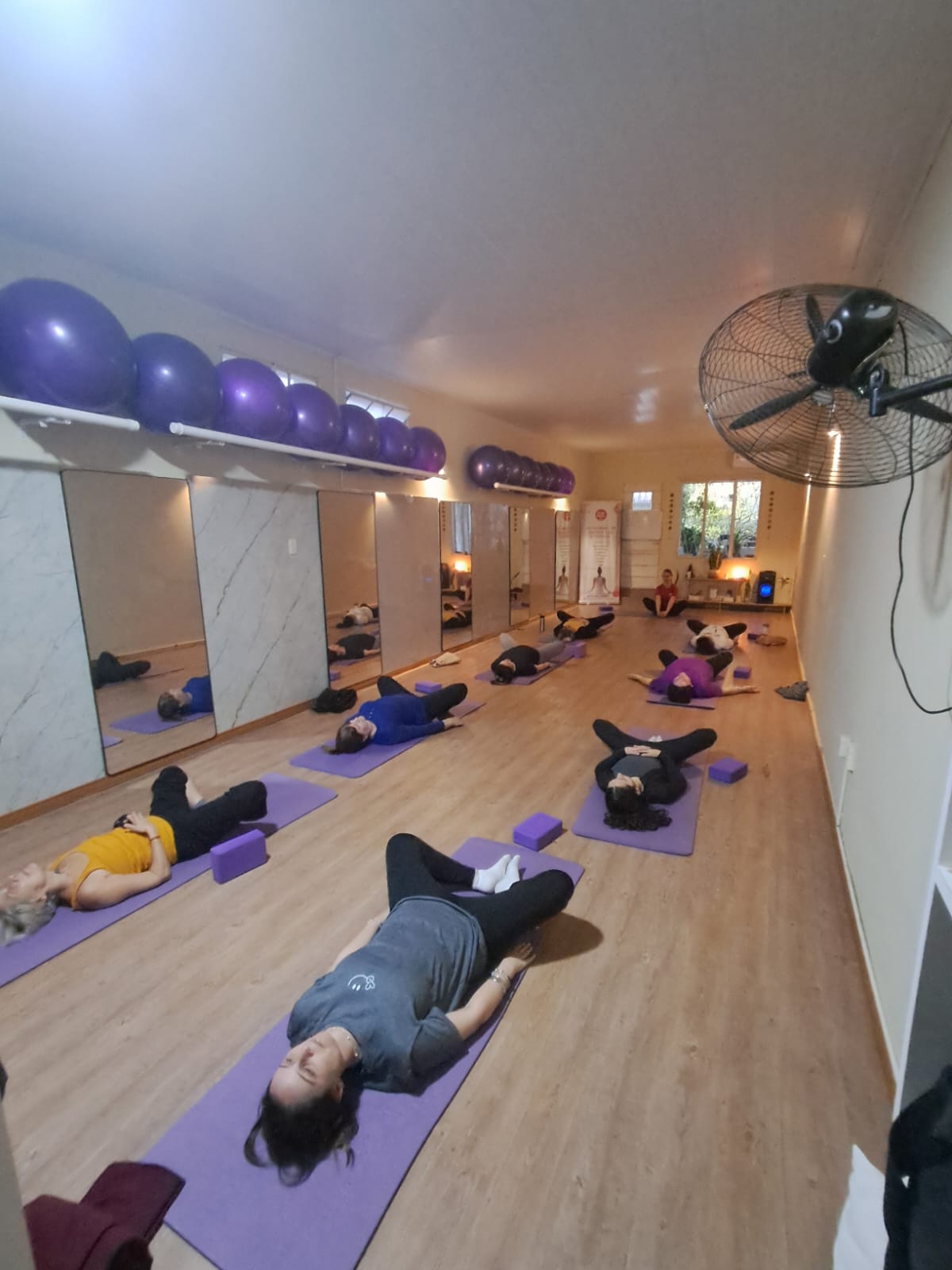 Clase grupal de yoga sobre mats